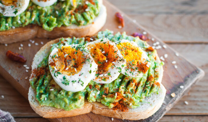 Toastbrot mit Guacamole und in Scheiben geschnittenem Ei.