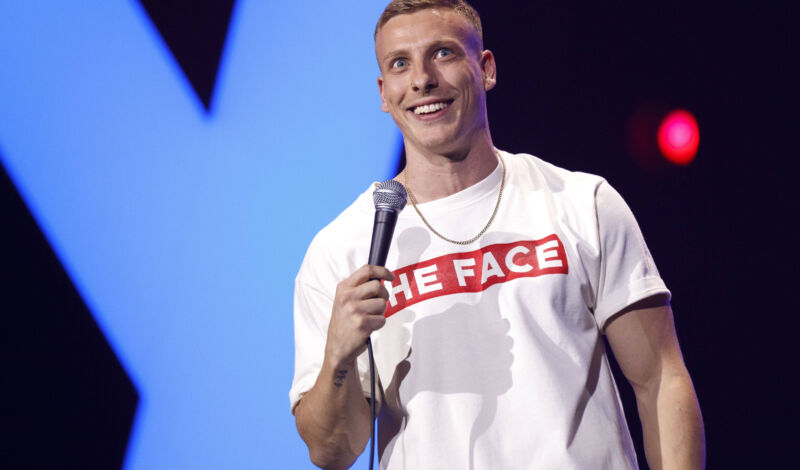 Felix Lobrecht bei der1Live Köln Comedy-Nacht XXL in der Lanxess Arena.