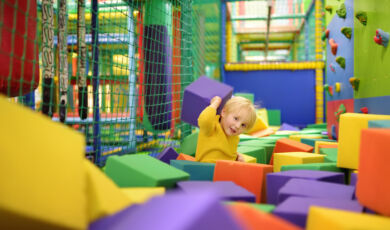 Kinder spielen in einem Indoor-Spielplatz