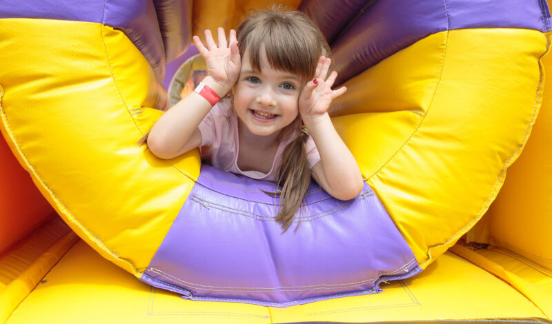 Mädchen im Indoorspielplatz