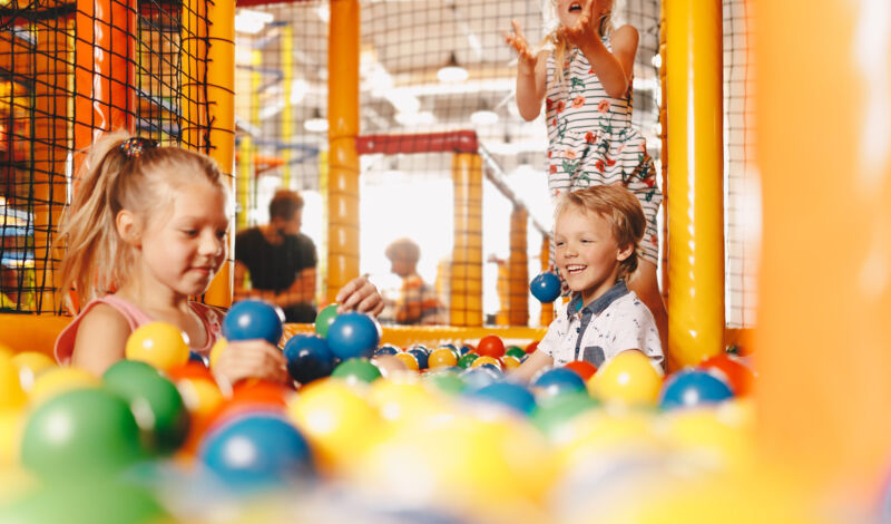 Kinder spielen im Indoor-Spielplatz