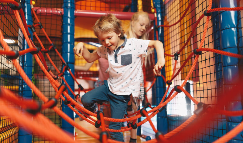 Kinder im Indoor-Spielplatz