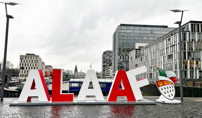 Ein Schriftzug mit dem Kölner Karnevalsgruß "Alaaf" steht in dreidimensionalen Buchstaben im Rheinauhafen.