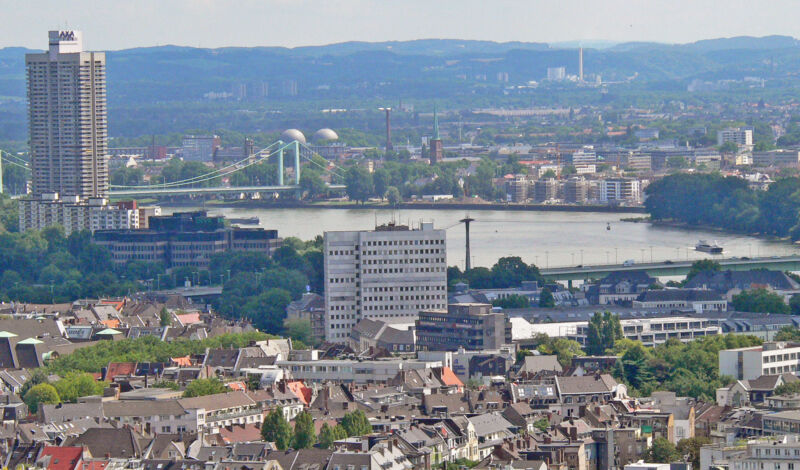 Blick von oben auf den Kölner Norden und Mülheim mit Zoobrück, Rhein und Mülheimer Brücke