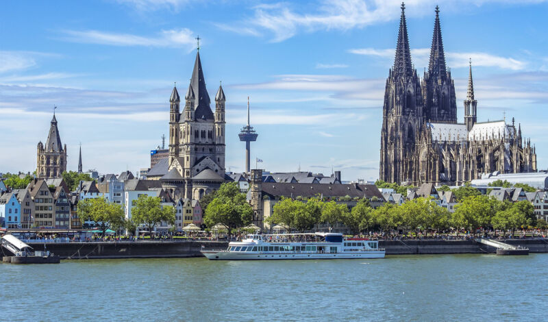 Blick auf das Kölner Panorama mit Altstadt und Dom