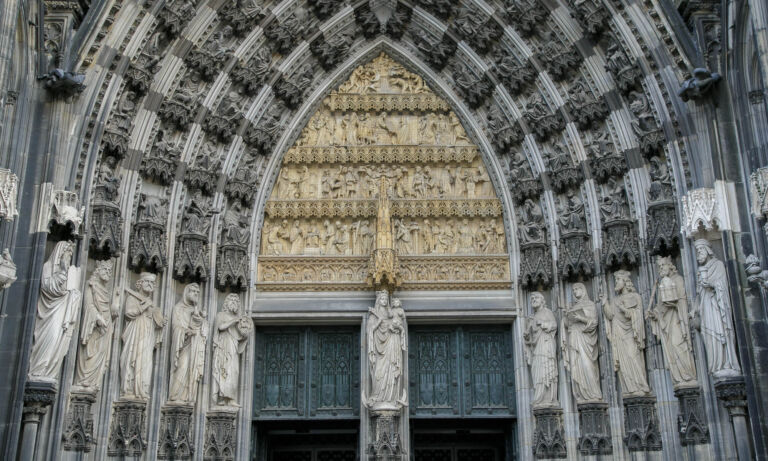 Das Hauptportal des Kölner Domes mit Maria, der Muttergottes sowie weiteren steinernen Figuren