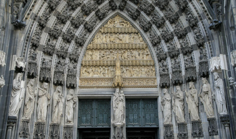 Das Hauptportal des Kölner Domes mit Maria, der Muttergottes sowie weiteren steinernen Figuren