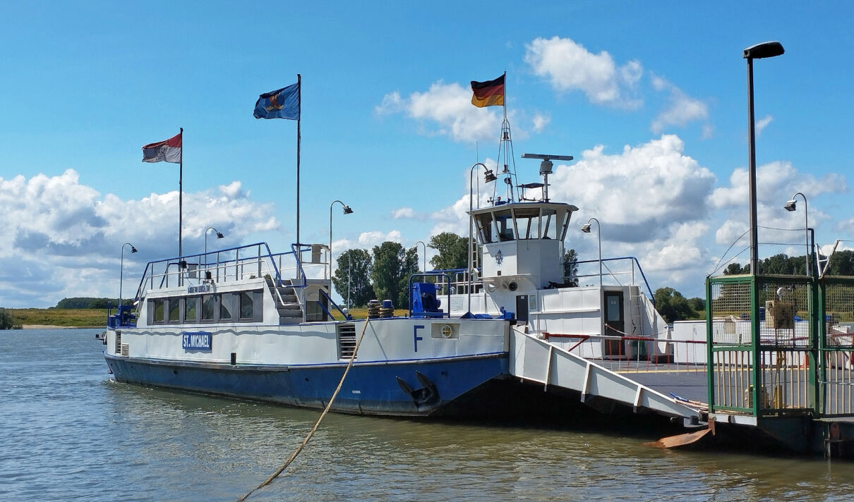 Die Rheinfähre "St. Michael" zwischen Leverkusen-Hitdorf und Köln-Langel liegt vertäut am Ufer.