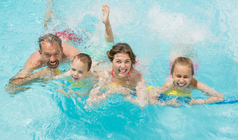 Familie im Schwimmbad