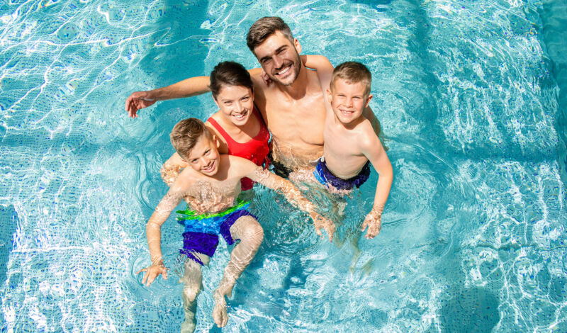 Familie im Schwimmbad