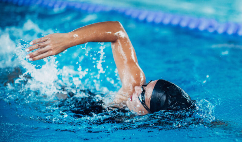 Sportschwimmerin im Schwimmbad.