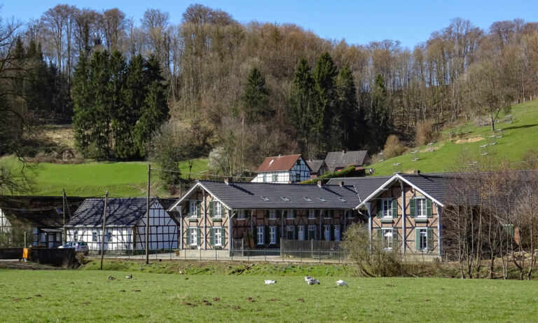 Gebäude des Erlebnisbauernhofs Gut Schiff zwischen Herrenstrunden und Bergisch Gladbach