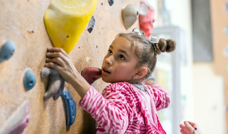 Kind beim Bouldern