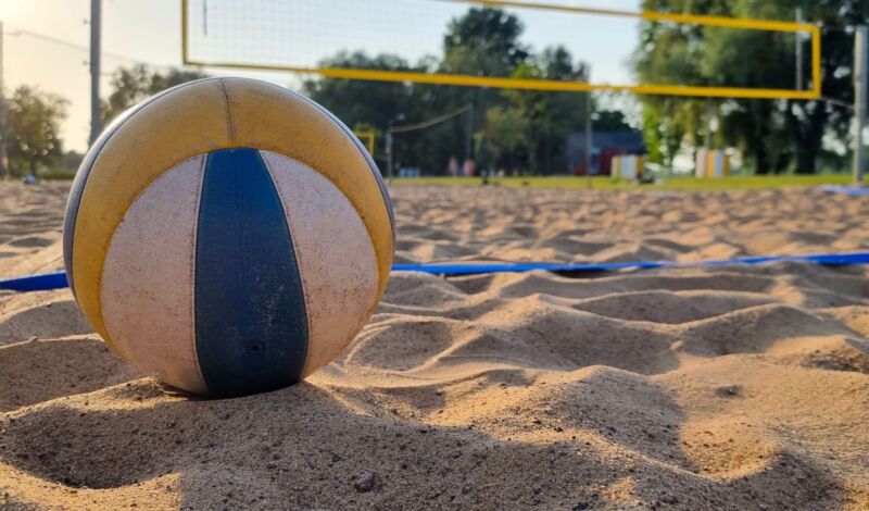 Ein Volleyball im Sand