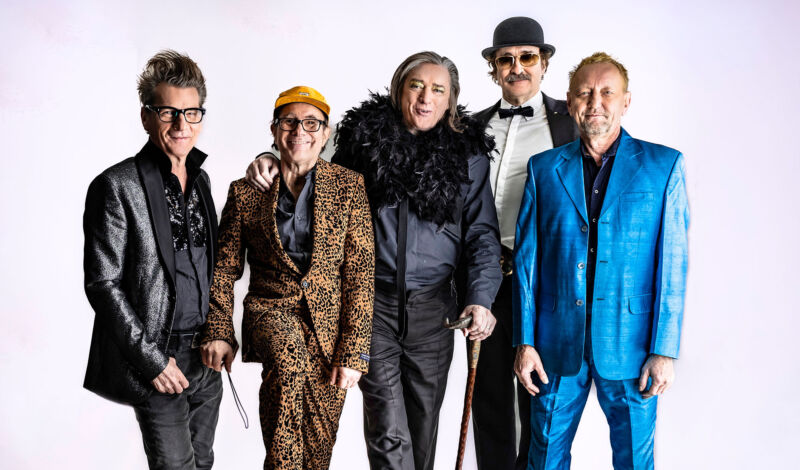 Das Bild zeigt die fünf Mitglieder der Band Einstürzenden Neubauten