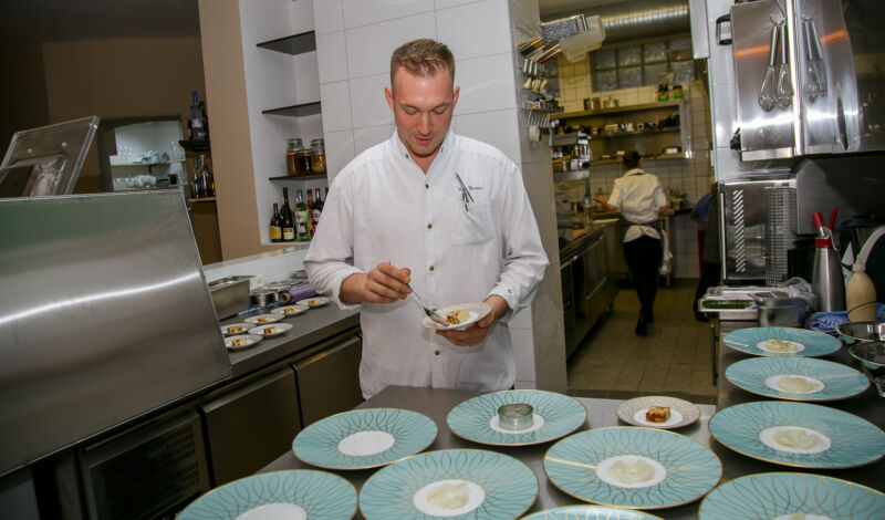 Sternekoch Eric Werner in der Küche seines Restaurants "Astrein"