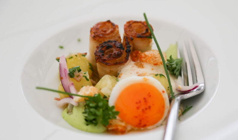 Speisen in einem Gourmetrestaurant u.a. mit Wachtelei und gebratenen Zucchiniröllchen