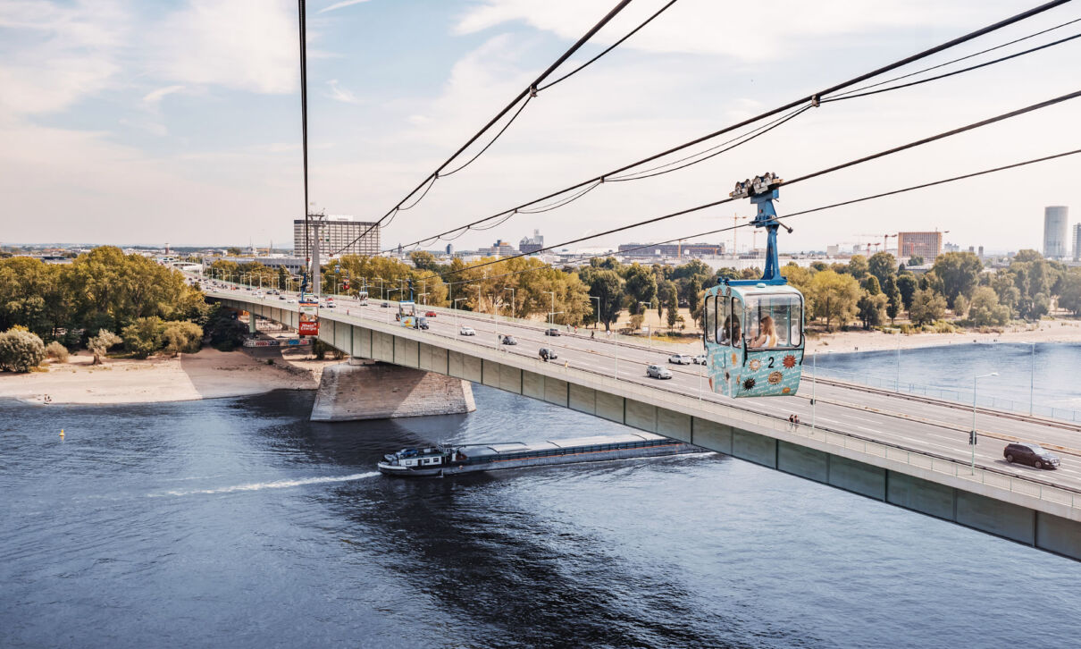 Gondeln der Kölner Seilbahn hoch über der Zoobrücke