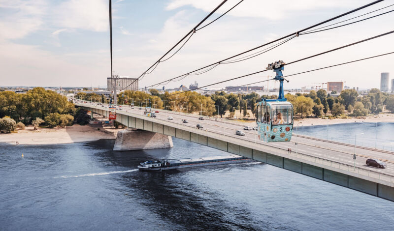 Gondeln der Kölner Seilbahn hoch über der Zoobrücke