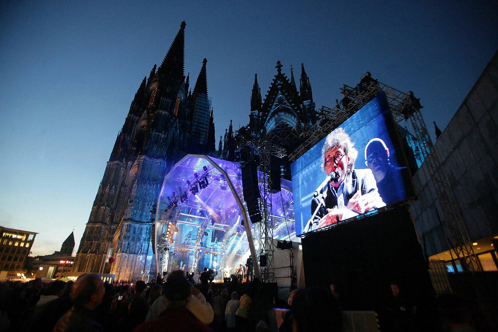 Die Kölsch-Rock Band Bläck Fööss gibt aus Anlass ihres 40-jährigen Jubiläums drei Konzerte auf dem Roncalliplatz in Köln.