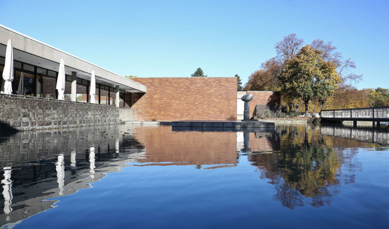 Außenansicht des Museums für Ostasiatische Kunst mit Wasserfläche im Vordergrund