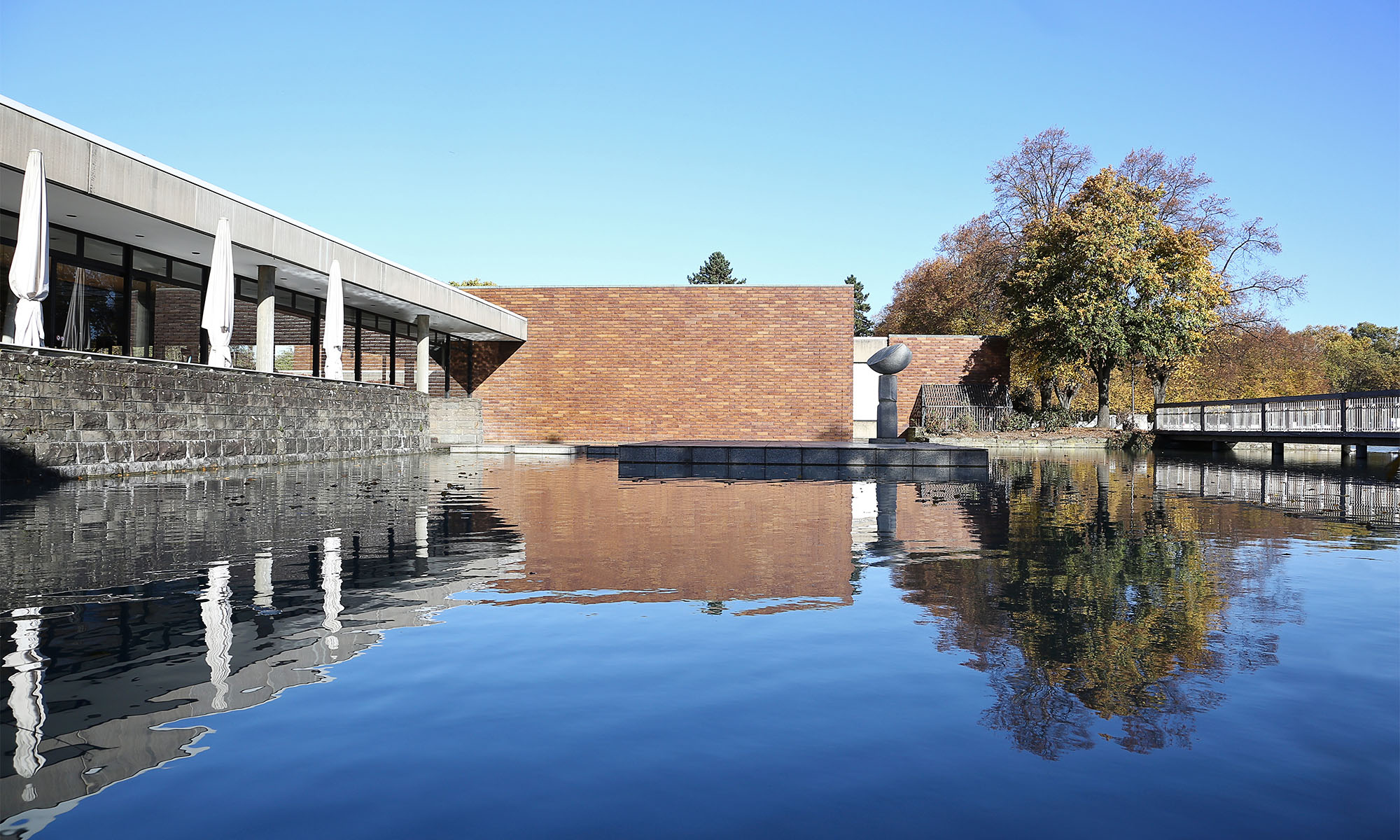 Außenansicht des Museums für Ostasiatische Kunst mit Wasserfläche im Vordergrund