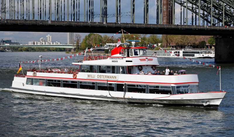 Das Schiff MS Willi Ostermann fährt unter der Kölner Hohenzollernbrücke durch.