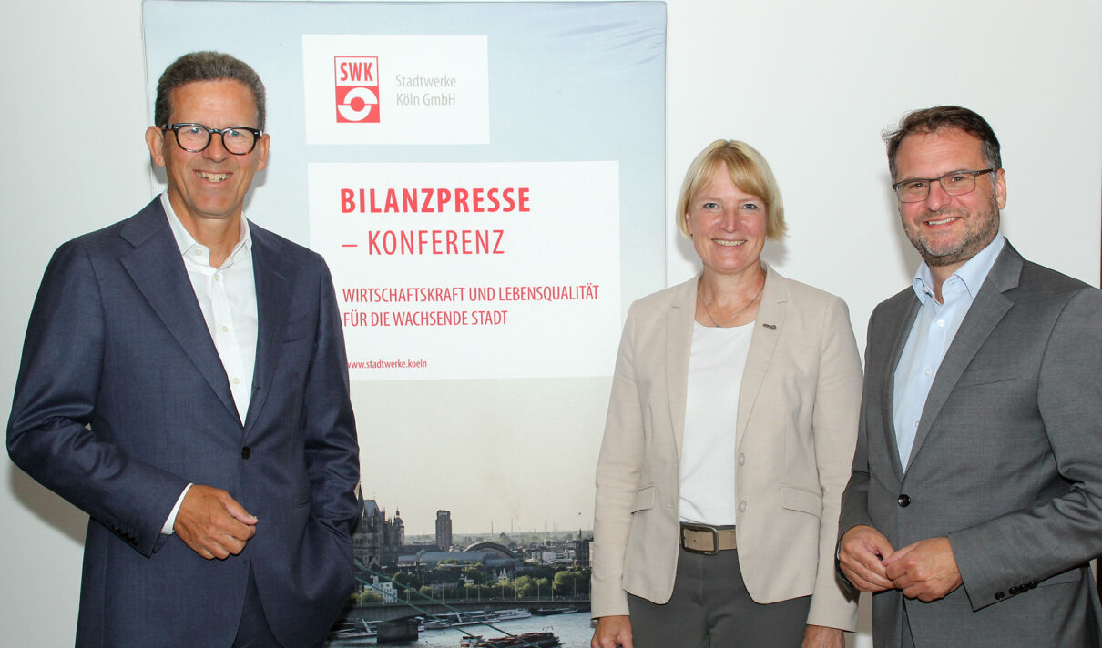 Michael Theis, Stefanie Haaks und Andreas Feicht (v.l.n.r.) auf der Bilanzpressekonferenz der Stadtwerke Köln für das Geschäftsjahr 2023