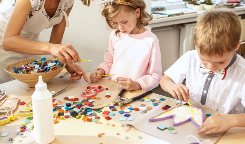 Kinder basteln mit Mosaiksteinen