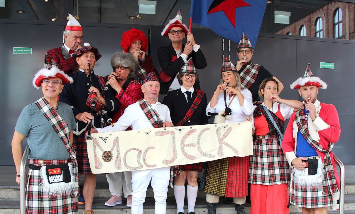 Das Stunksitzungs-Ensemble gehört zu den Gründungsmitgliedern des neuen Kölsch-schottischen Traditionscorps „The Tätärä Army“