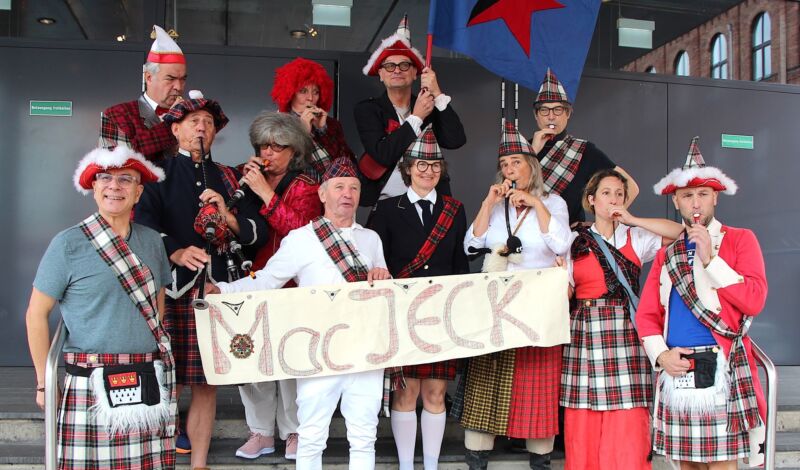 Das Stunksitzungs-Ensemble gehört zu den Gründungsmitgliedern des neuen Kölsch-schottischen Traditionscorps „The Tätärä Army“