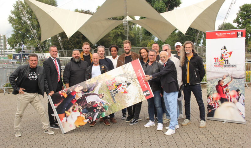 Kölner Künstler posieren für ein Foto zur Bewerbung einer Veranstaltung.