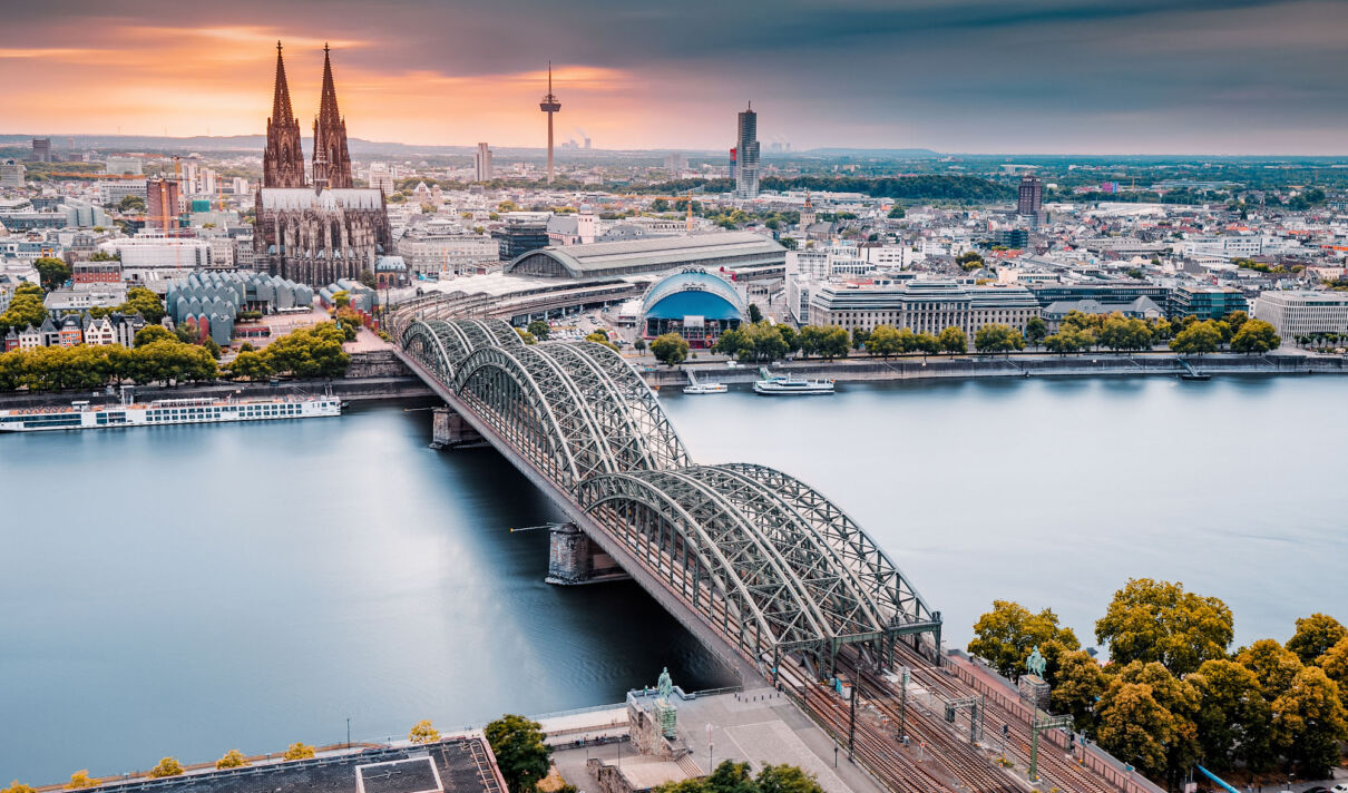 Panoramablick auf Köln von Ost nach West.