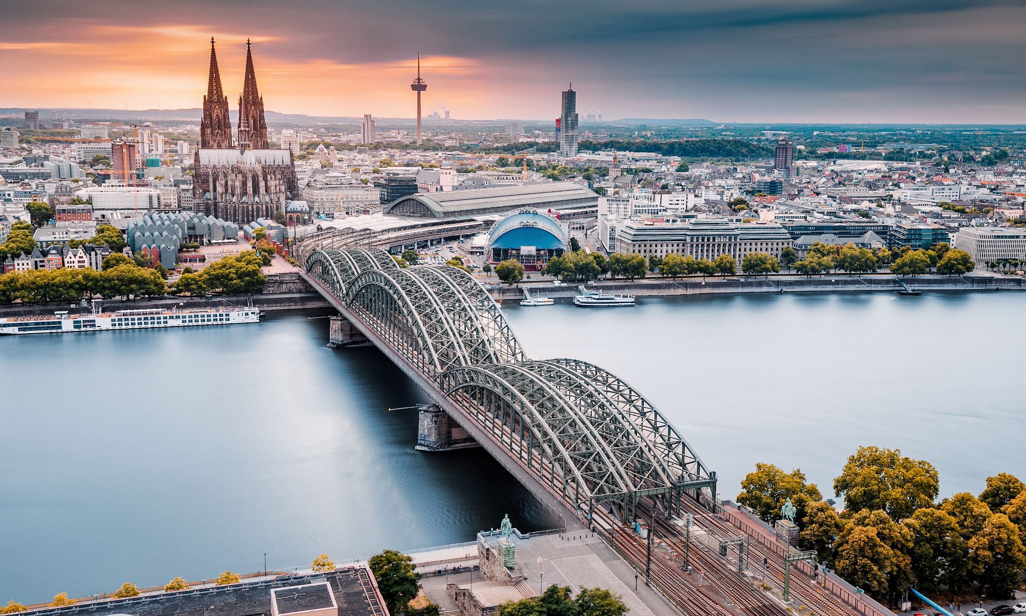 Panoramablick auf Köln von Ost nach West.