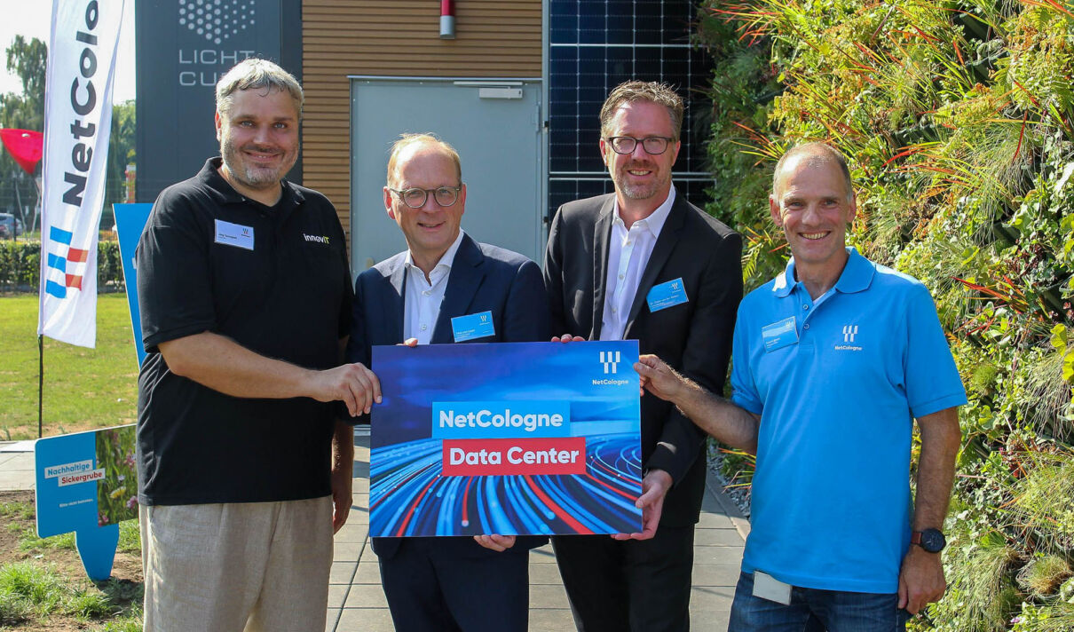 Jörg Tennigkeit (Innovit GmbH), Timo von Lepel (CEO NetCologne), Dr. Claus van der Velden (CFO NetCologne), Roland Blaum (NetCologne) eröffnen ein neues Rechenzentrum