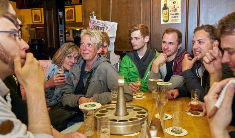 Teilnehmer einer Stadtführung sitzen in einem Kölner Brauhaus