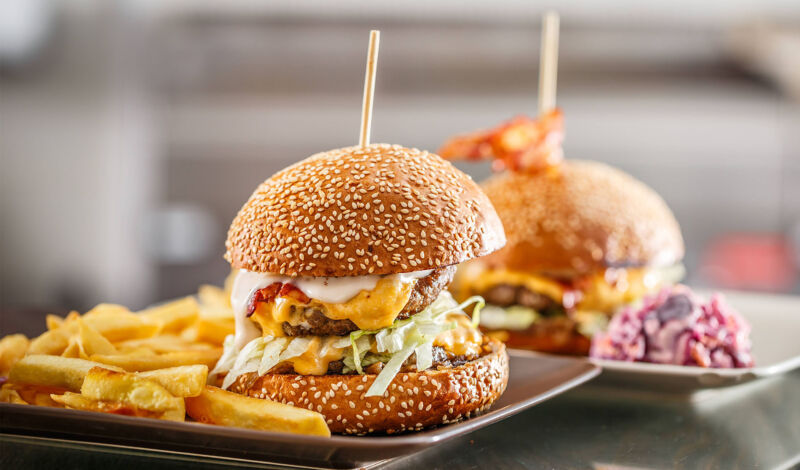 Hamburger im Sesambun mit Pommes Frites