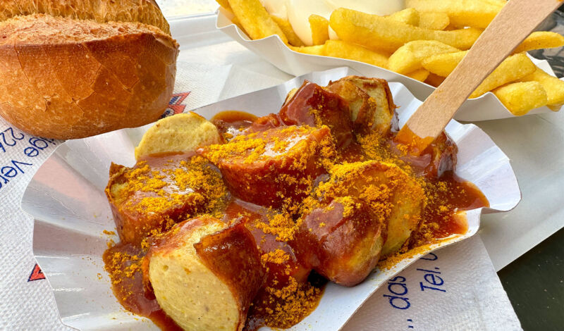 Currywurst mit Pommes Frites und ein Brötchen