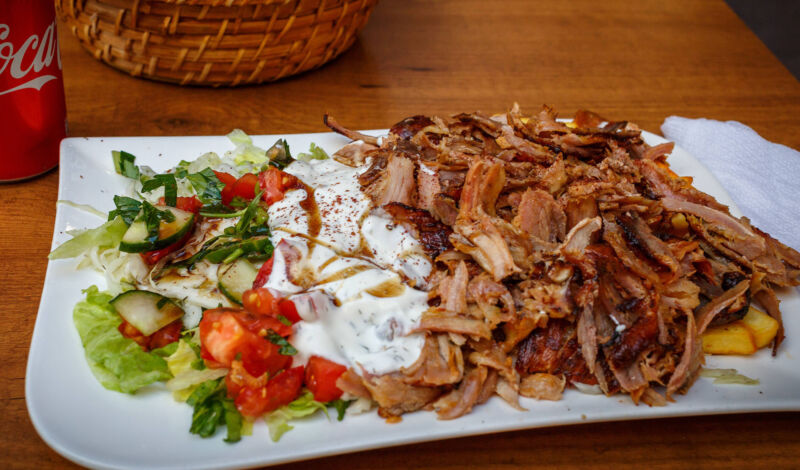 Dönerfleisch mit Salat und Cacık als Beilage