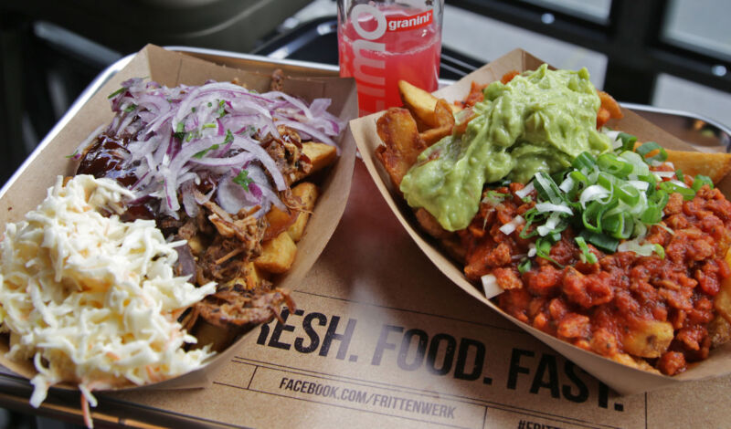 Pommes Frites mit verschiedenen Toppings, auch als kanadische Poutine bezeichnet