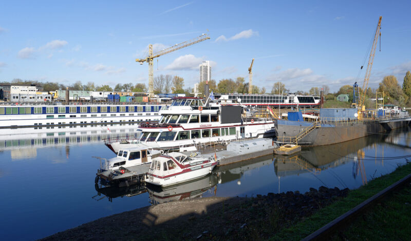 Schiffe liegen im Kölner Hafen in Mülheim.