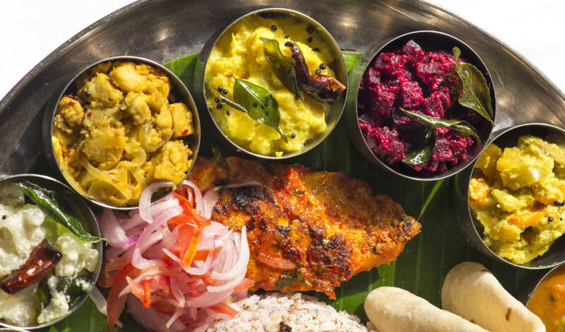 Thali, ein indisches Gericht, das aus mehreren Schälchen verschiedener Speisen besteht.