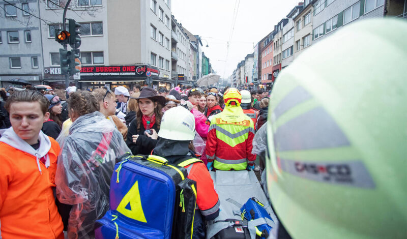 Rettungsdienst ist zwischen Karnevalisten am 11.11. auf der Zülpicher Straße unterwegs.