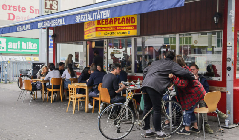 Besucher vor dem Imbiss Kebapland auf der Venloer Straße in Köln-Ehrenfeld