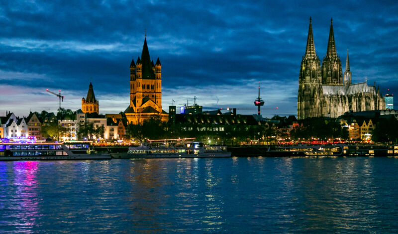 Die Kölner Altstadt mit Groß St. Martin und dem Kölner Dom am Abend.