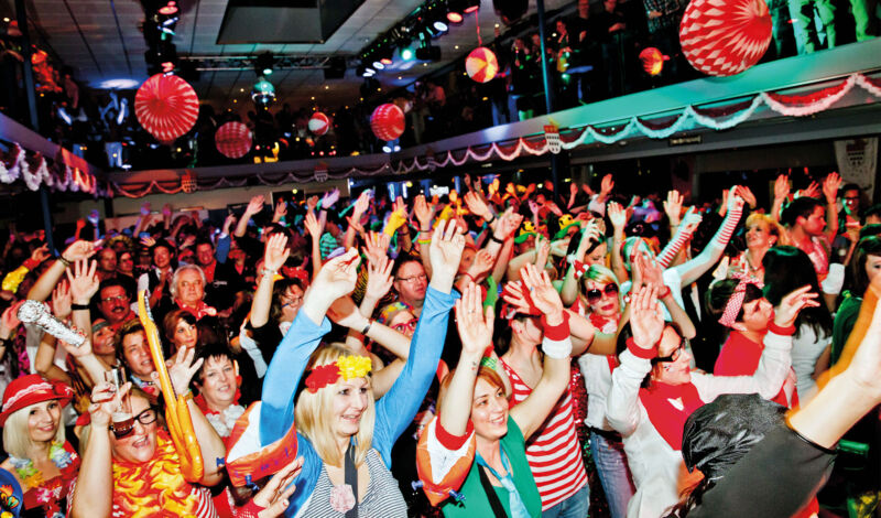 Menschen feiern Karneval auf einem Schiff der Köln-Düsseldorfer