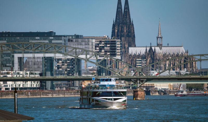 Ein Schiff auf dem Rhein vor dem Panorama der Stadt mit Kranhäusern