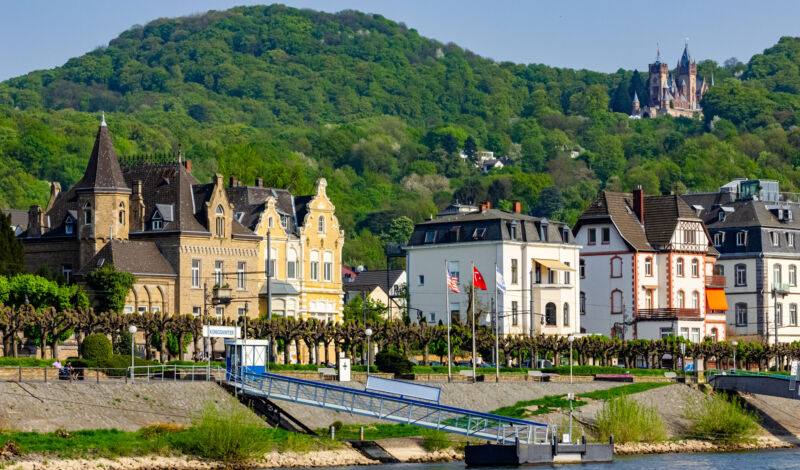 Rheinpanorama von Königswinter mit Drachenfels und Drachenburg im Hintergrund.