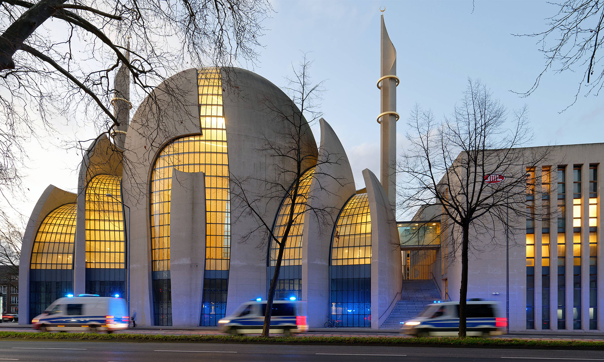 Abendstimmung an der Innere Kanalstraße mit Blick auf die beleuchtete Moschee