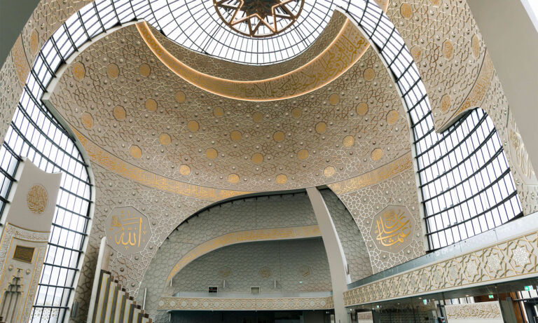 Blick in die Kuppel des Gebetsraumes in der Kölner Großmoschee